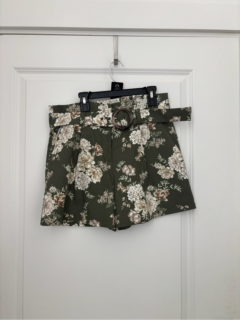 LOFT Round Buckle Belted Shorts in Floral